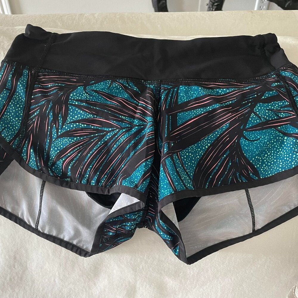 Lululemon Speed Up Short, Mid Rise size 2, 2.5"